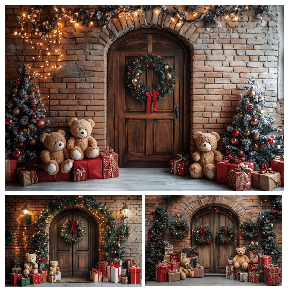 Toys Background For Kids - คริสต์มาสการถ่ายภาพพื้นหลังชนบทซุ้มประตูไม้กำแพงอิฐต้นคริสต์มาสของเล่นหมีของขวัญเทศกาลเด็กภาพฉากหลัง